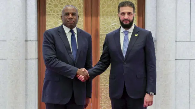 رئيس المرحلة الانتقالية في سوريا أحمد الشرع (يمين) ووزير الخارجية البريطاني ديفيد لامي (يسار)