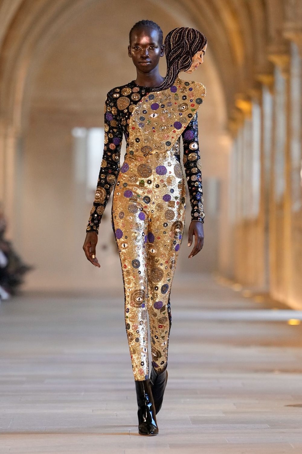 في باريس.. راهول ميشرا وإيريس فان هيربن يتخطيان حدود الأزياء