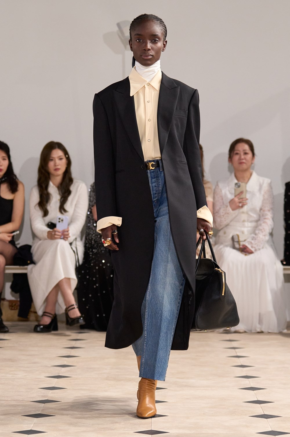 عرض «CELINE» لربيع 2026.. جاذبية خالدة وأزياء أعيدت صياغتها بأناقة وبلا ضجيج