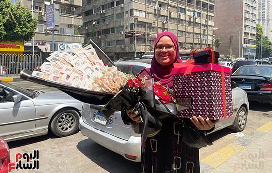 أسرة-فى-الجيزة-تحتفل-بابنتها-بعد-انتهاء-امتحانات-الثانوية-العامة-(7)