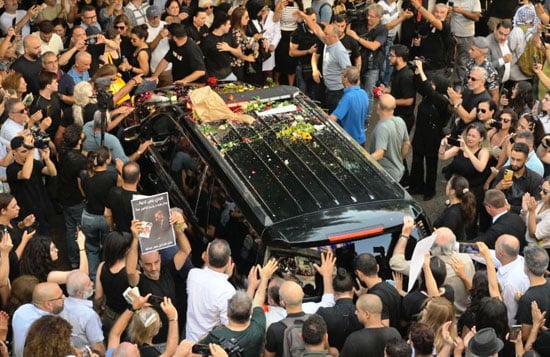 محبو زياد الرحباني يواكبون خروج جثمانه (2)