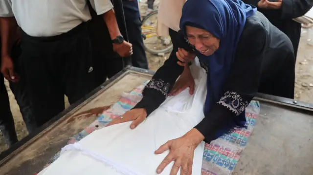 امرأة تبكي بعد مقتل ابنها في غزة