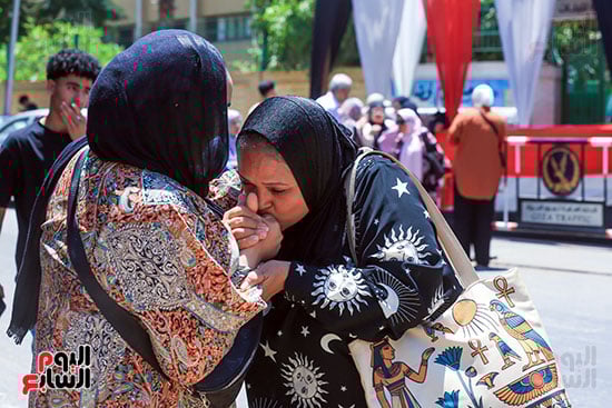 قبلة أم على يد ابنتها (2)