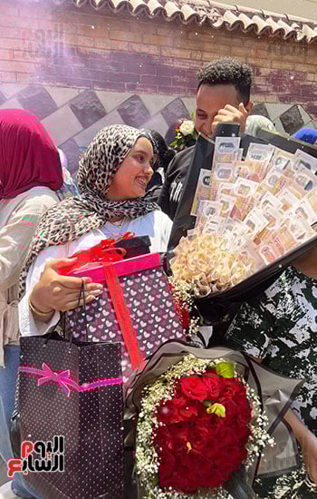 أسرة-فى-الجيزة-تحتفل-بابنتها-بعد-انتهاء-امتحانات-الثانوية-العامة-(6)