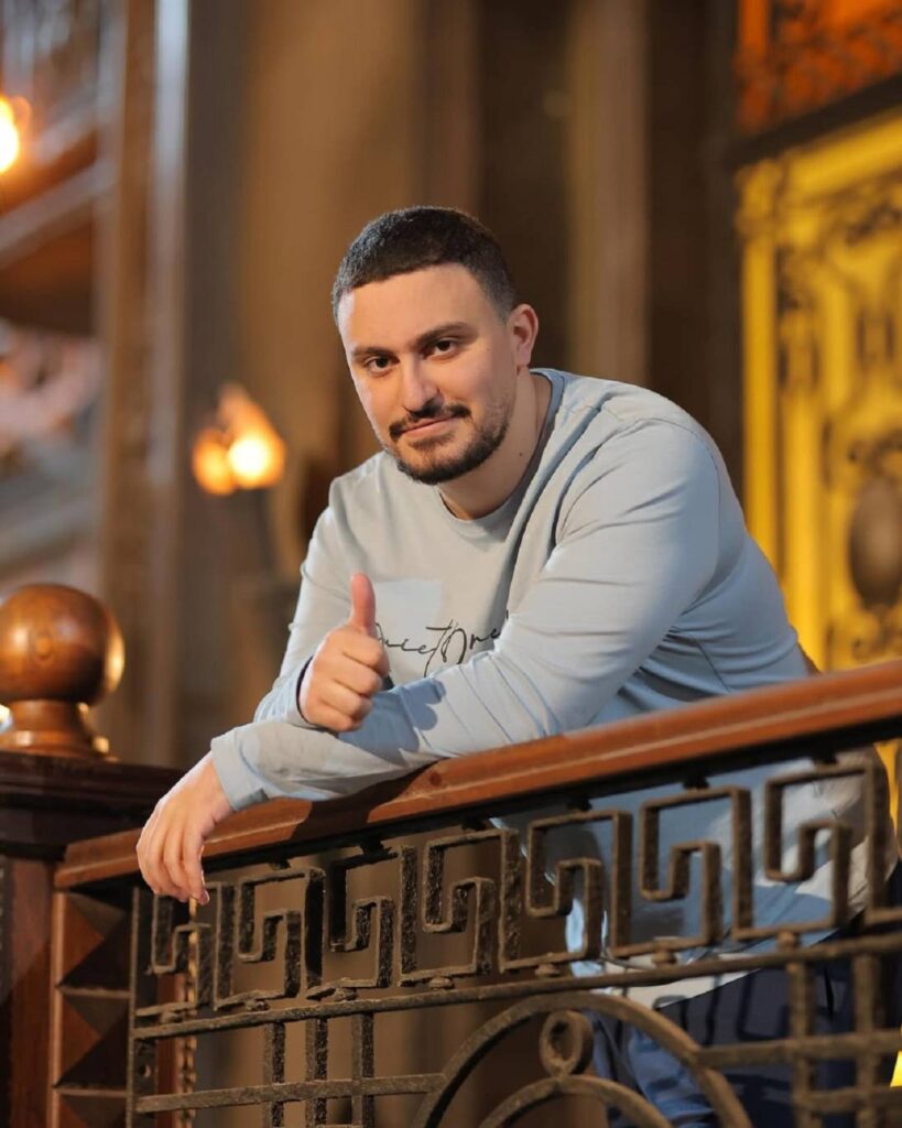 نجل أحمد السقا يثير الجدل بتهنئة والده بعد أزمة والدته نجل أحمد السقا يثير الجدل بتهنئة والده بعد أزمة والدته