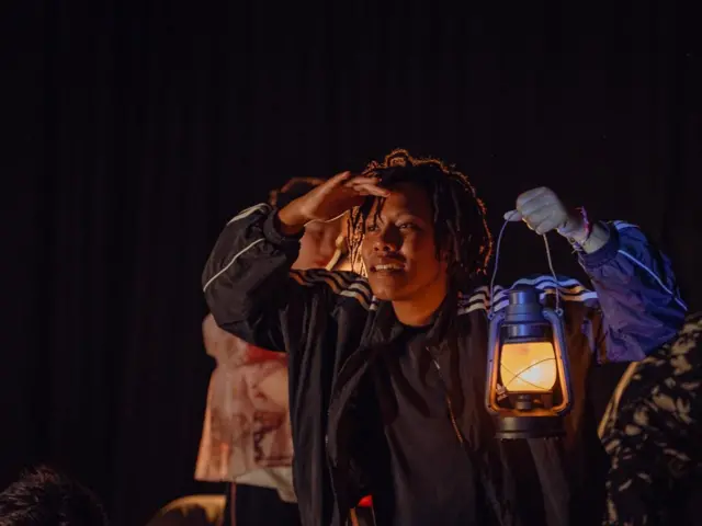 الممثلة والمخرجة اللبنانية لمى الأمين من عرضٍ مسرحي