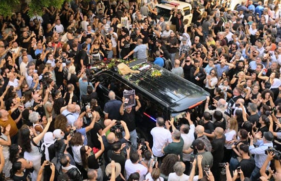 محبو زياد الرحباني يواكبون خروج جثمانه (3)