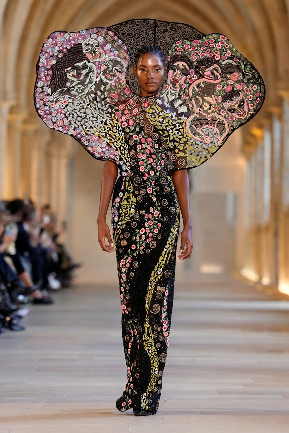 في باريس.. راهول ميشرا وإيريس فان هيربن يتخطيان حدود الأزياء