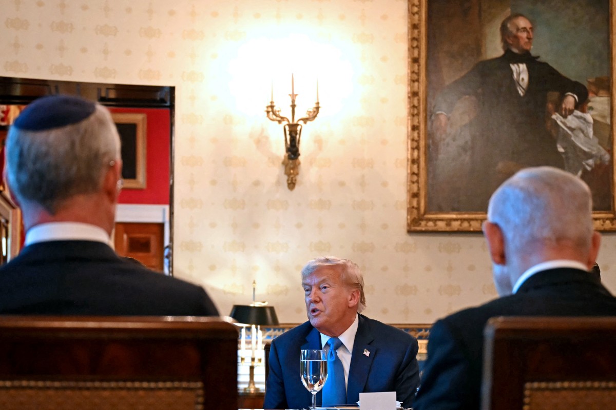 يستضيف الرئيس الأميركي دونالد ترامب رئيس الوزراء الإسرائيلي بنيامين نتنياهو على مأدبة عشاء في الغرفة الزرقاء بالبيت الأبيض (أ ف ب)