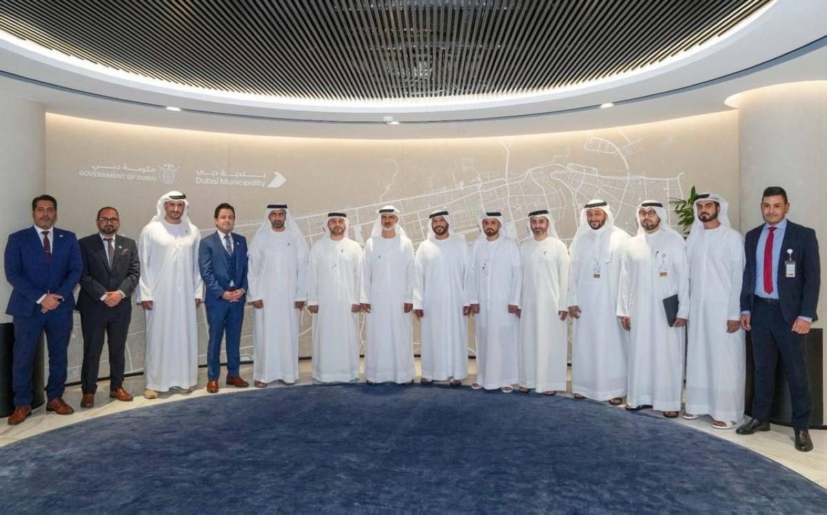 بلدية دبي وباركن تعززان شراكتهما لتطوير المواقف العامة