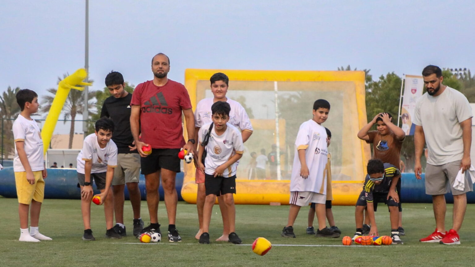 نادي الحمرية يجمع منتسبي نشاطه الصيفي وعائلاتهم بـتحدي العائلات نادي الحمرية يجمع منتسبي نشاطه الصيفي وعائلاتهم بـتحدي العائلات