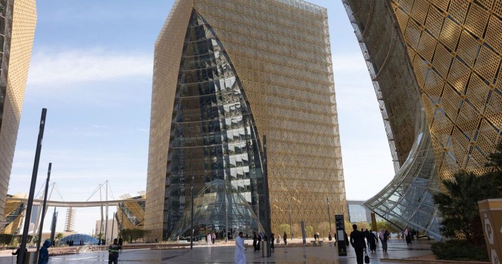 شركتان للتكنولوجيا المالية تخططان للإدراج في بورصة السعودية
