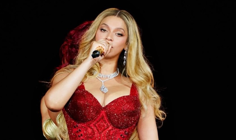 بيونسيه تتألّق بتصميم لبناني استغرق 300 ساعة عمل بيونسيه تتألّق بتصميم لبناني استغرق 300 ساعة عمل