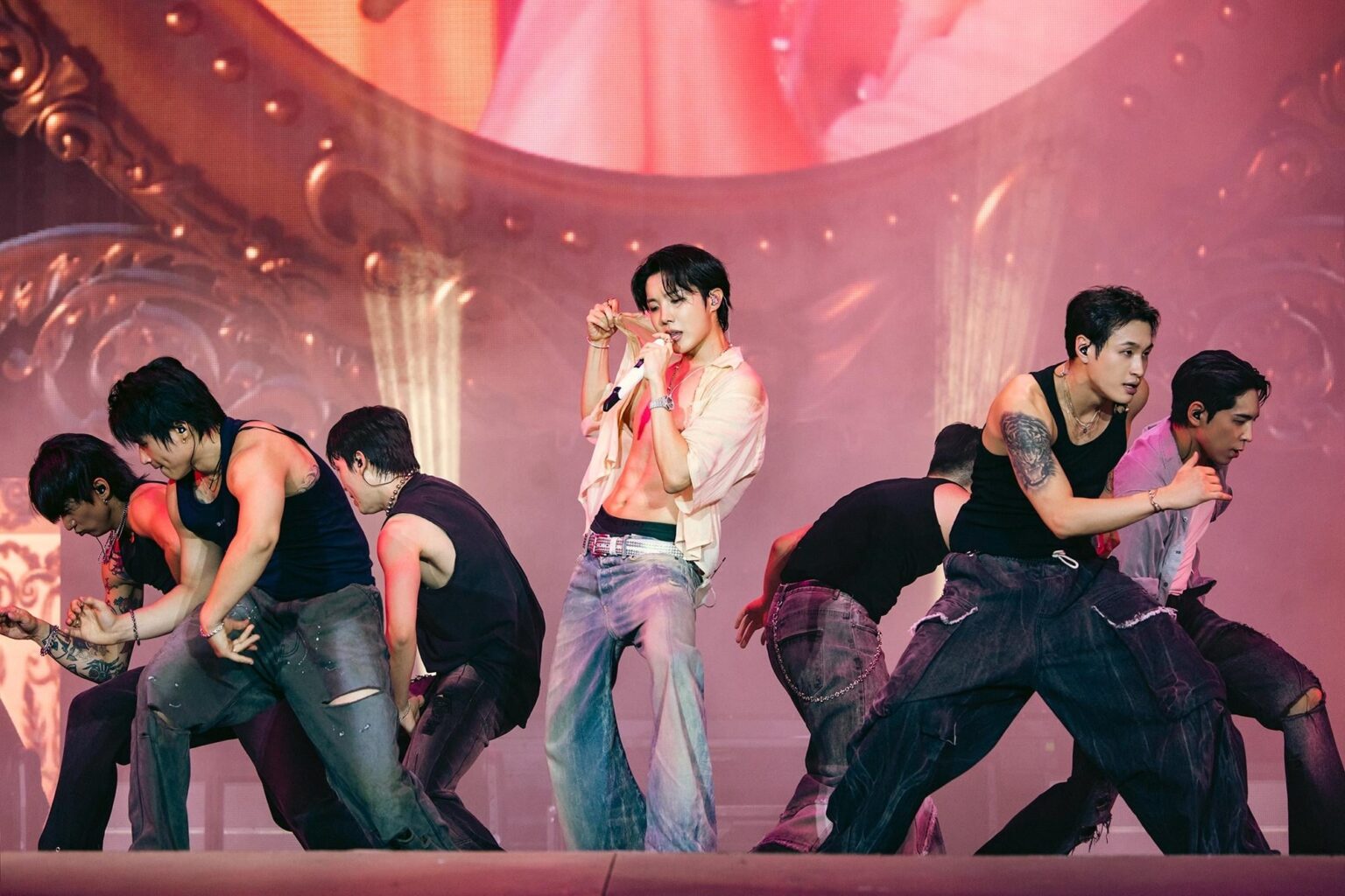 J-Hope Caps قبالة Lollapalooza Berlin مع أداء 90 دقيقة من Solo ، BTS Hits