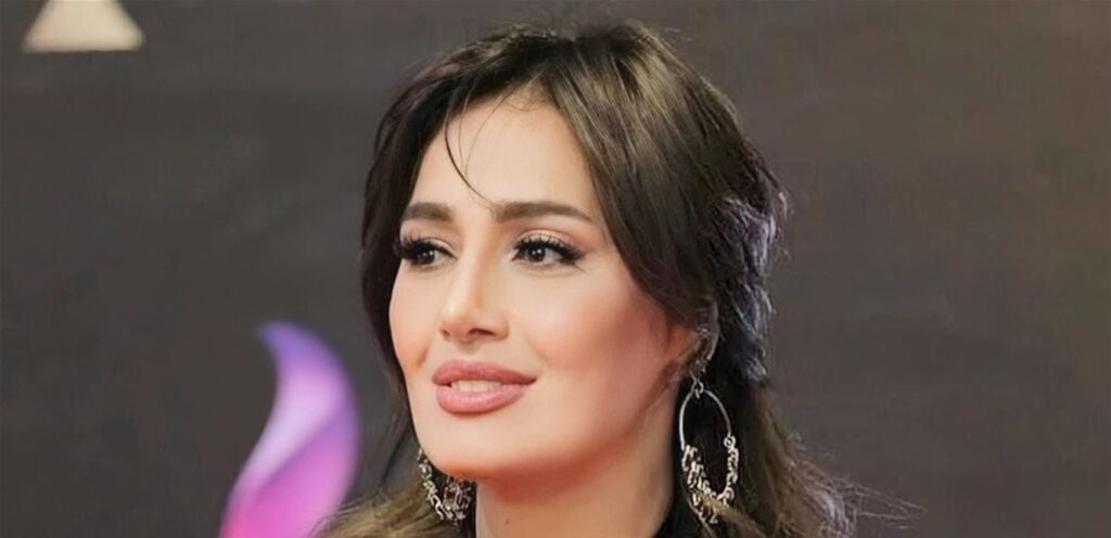 خلعته وعادت إلى الغناء ثم ارتدته.. فنانة شهيرة تكشف لأول مرة قصتها مع الحجاب (فيديو)