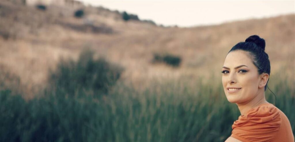 تحدثت عن فظائع.. فنانة سورية توّثق المجازر بحق أهلها في السويداء (فيديو) تحدثت عن فظائع.. فنانة سورية توّثق المجازر بحق أهلها في السويداء (فيديو)