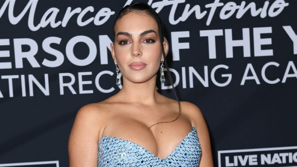 جورجينا تلفت الأنظار بفستان أنثوي جريء (صور) جورجينا تلفت الأنظار بفستان أنثوي جريء (صور)