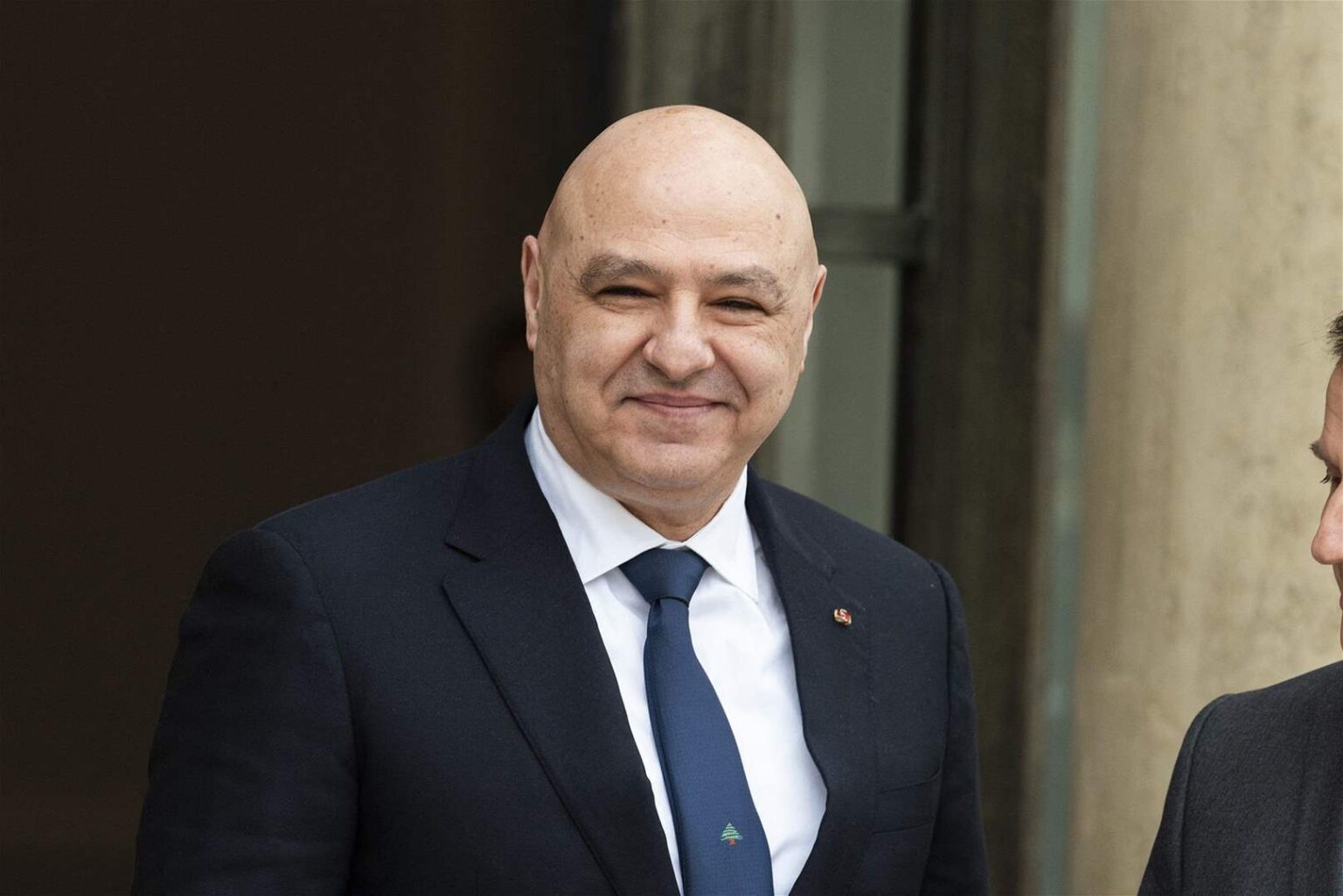 على متن طوافة عسكرية للجيش اللبناني.. الرئيس عون يعود إلى بيروت