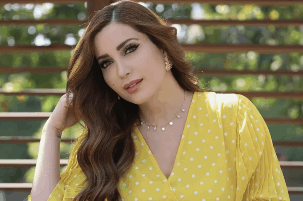 نسرين طافش تفاجئ الجميع وترتدي الحجاب .. اطلت من داخل الحرم المكي والجمهور: شو لابقلك