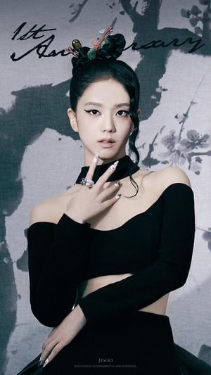 250731 The Korea Herald: Blackpink's Jisoo في محادثات مع CU في متجر المنبثقة في Garosu-Gil