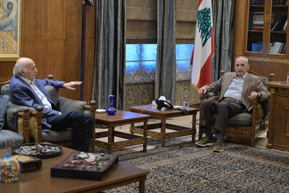 رئيس مجلس النواب نبيه بري خلال لقائه أمس في عين التينة، الرئيس السابق للحزب التقدمي الاشتراكي وليد جنبلاط. (نبيل اسماعيل)