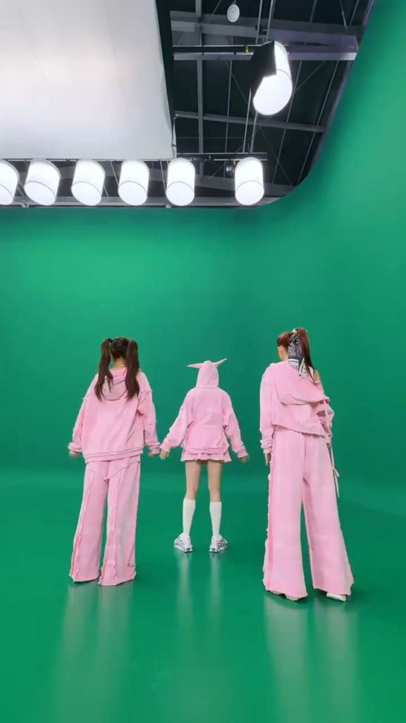 250720 le sserafim tiktok تحديث مع Miyawaki Sakura و Huh Yunjin و Hong Eunchae - ˗ˋˏ🫸 🫷ˎˊ˗