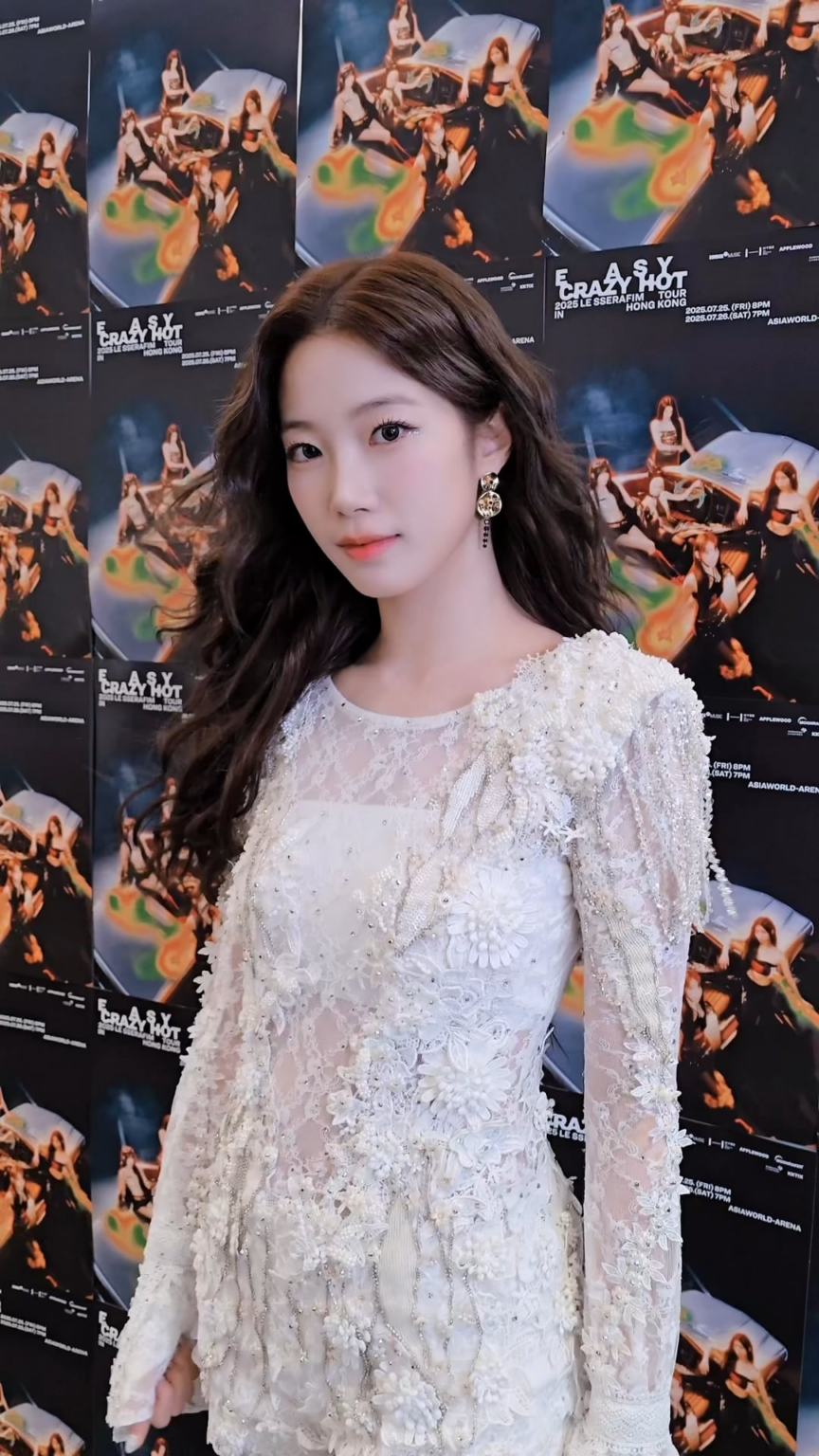 250731 تحديث Le Sserafim Douyin مع Huh Yunjin & Kazuha - Swords & Horses 🤙🤙🤙