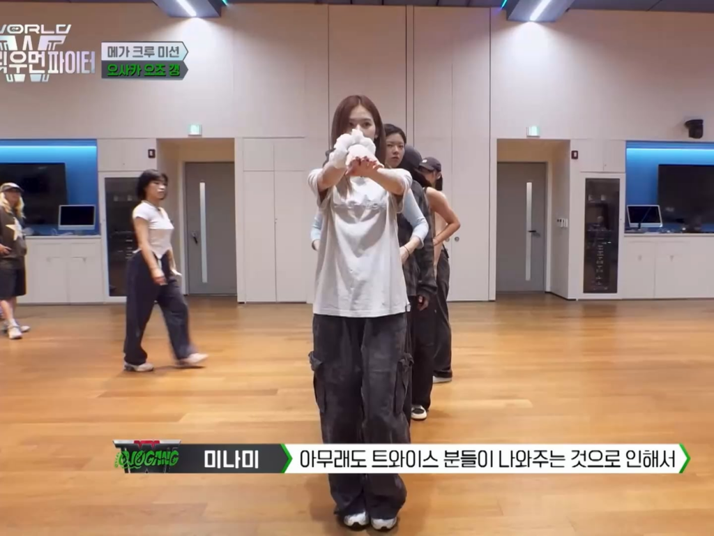 250701 - Nayeon ، Jeongyeon ، Momo ، Sana and Jihyo مساعدة عصابة Hana's Ojo's