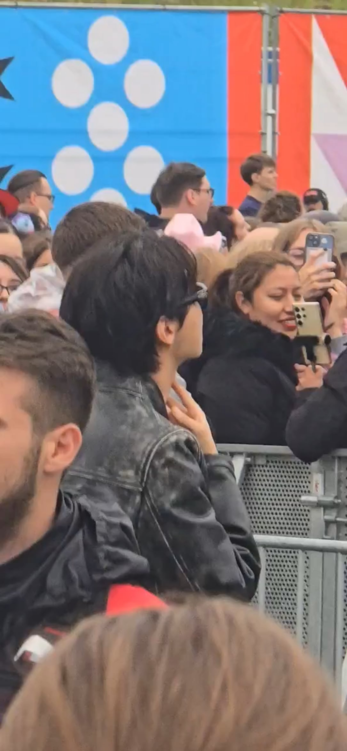 250712 BTS J-Hope حضر Lollapalooza Berlin اليوم لمشاهدة مجموعة Ive وشوهدت رعاية إلى "Rebel Heart" و "Kitsch"