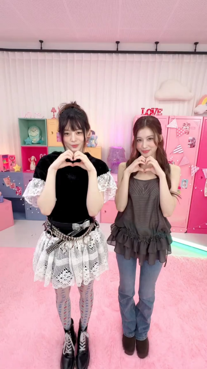 250717 illit_twt twitter تحديث - مع Sanna #Jellyous 🩷🧡💛💚💙🩵💜