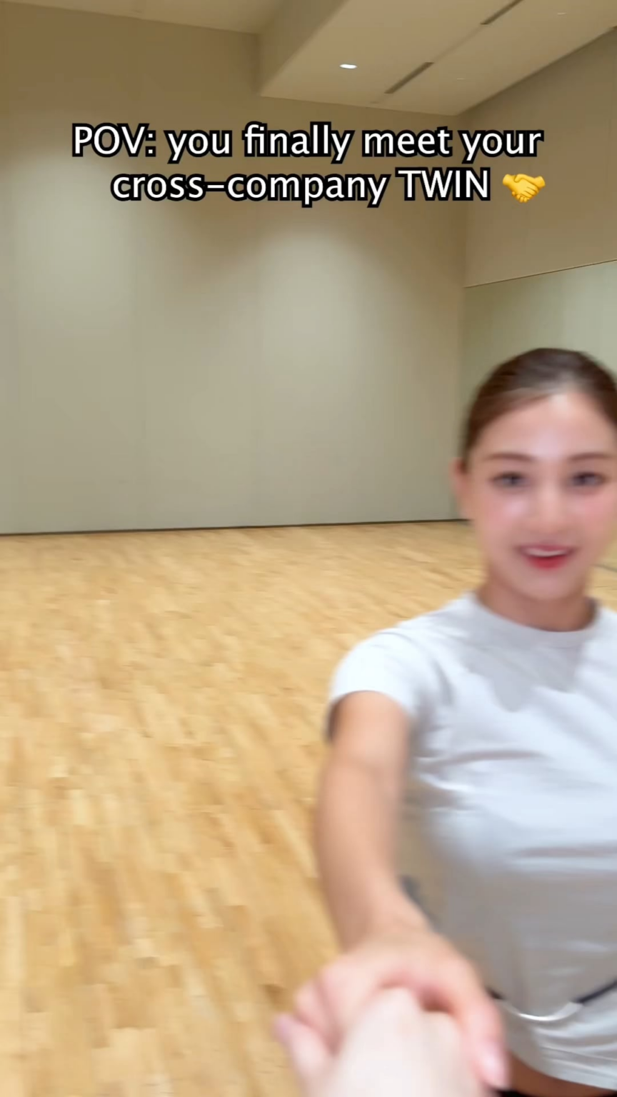 250710 تحديث Tiktok مرتين مع Huh Yunjin (الفذ. Jihyo) - POV: أنت أخيرًا تقابل التوأم المتقاطع الخاص بك