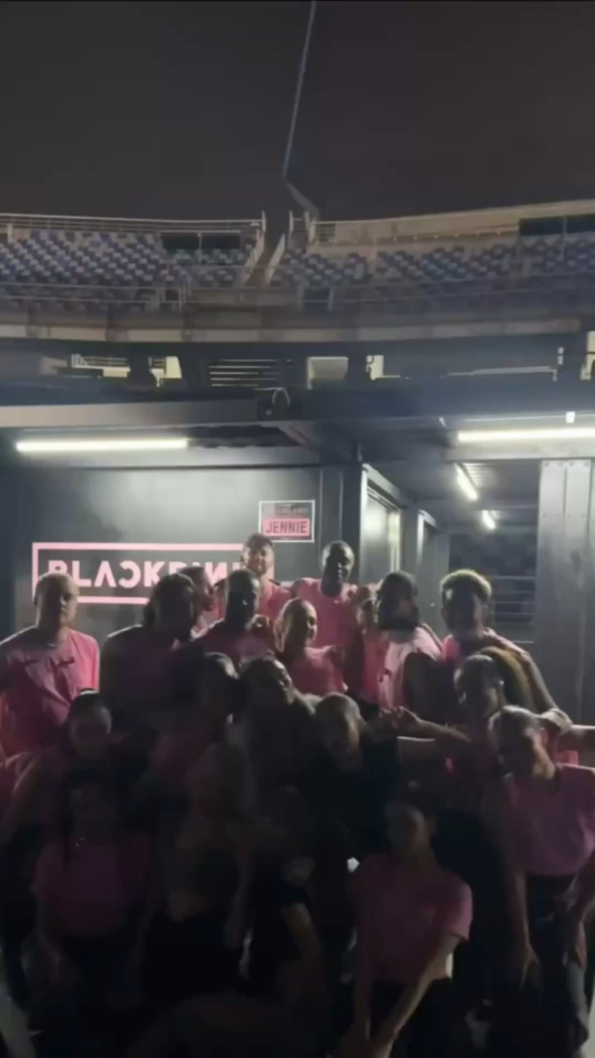 250708 تحديث قصة Rosé Ig W/ Jisoo ، Jennie & Lisa