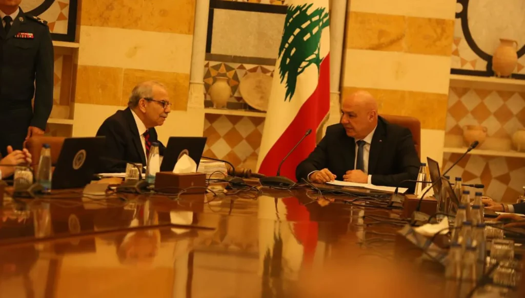 مجلس الوزراء اللبناني يقر عدداً من التعيينات… عون: ترسيم الحدود مع قبرص قطع شوطاً كبيراً مجلس الوزراء اللبناني يقر عدداً من التعيينات... عون: ترسيم الحدود مع قبرص قطع شوطاً كبيراً