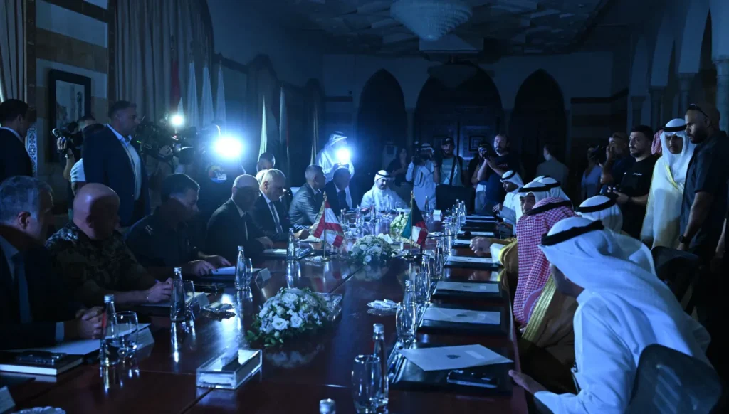 بالصور - انقطاع الكهرباء خلال الاجتماع في وزارة الداخلية اللبنانية مع الوفد الكويتي