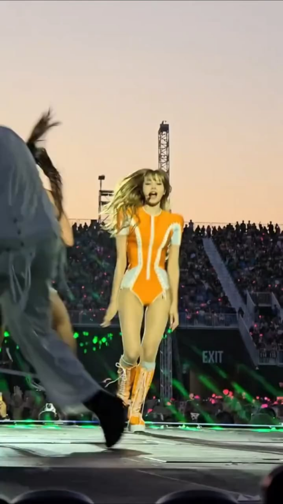 ليزا "الأداء" معرض تورنتو 🔥