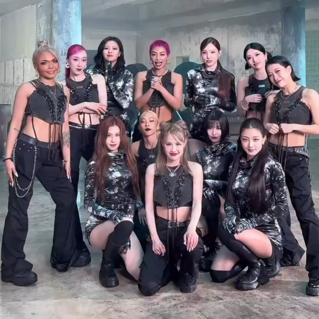 250704 - Nayeon ، Jeongyeon ، Momo ، Sana و Jihyo مع عصابة Ojo