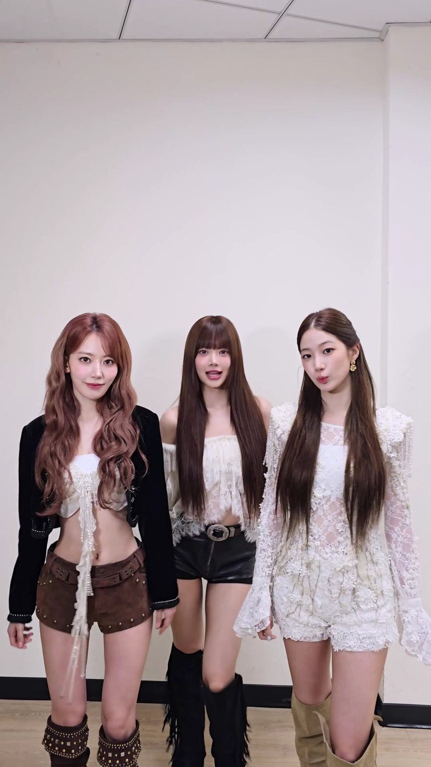 250726 le sserafim tiktok تحديث مع Miyawaki Sakura ، Kazuha & Hong Eunchae - 𝐿𝑖𝑔ℎ𝑡 𝑖𝑡 𝑢𝑝 𝑡𝑜𝑔𝑒𝑡ℎ𝑒𝑟😚