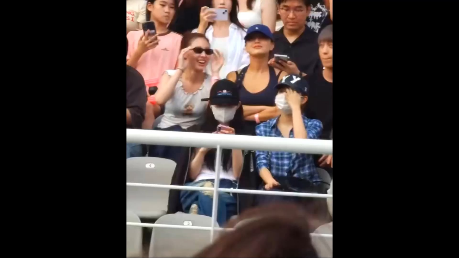 250706 Xiongseulgi Twitter Update - Nayeon و Jihyo خلال حفل Blackpink World Tour "الموعد النهائي"