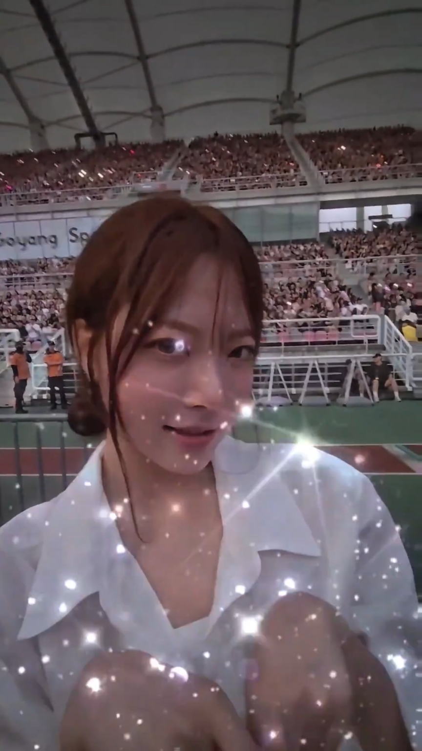 250710 Huh Yunjin Wesverse Update مع Le Ssserafim