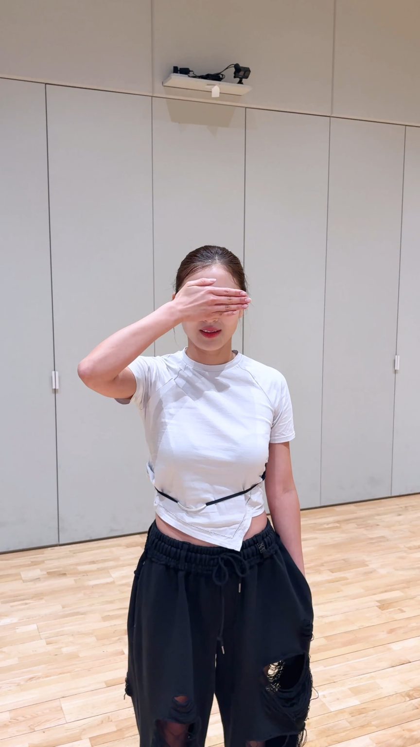 250708 LE SSERAFIM TikTok Update with Huh Yunjin (feat. TWICE Jihyo) - Annyonghaseyo~ I’m TWICE’s Jihyo~