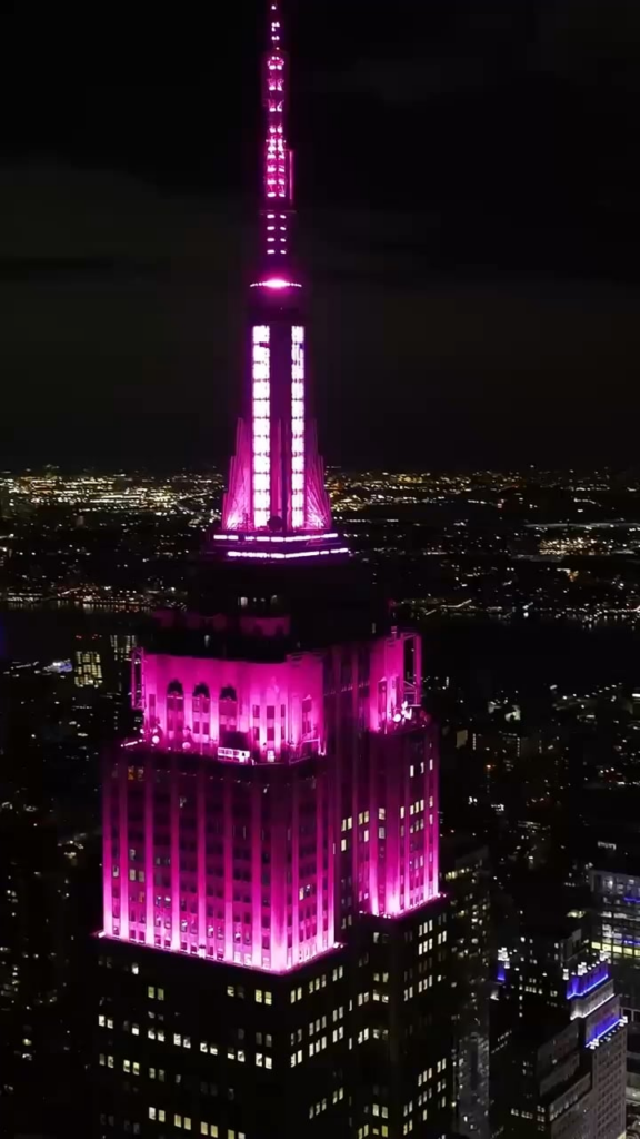 250711 يضيء مبنى Empire State Pink للاحتفال بإصدار Blackpink - "뛰어 (Jump)"