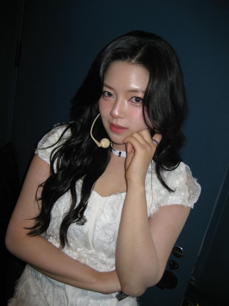 250721 تحديث Jeongyeon Instagram - "هذا للجولة تبدأ 🤝👆"