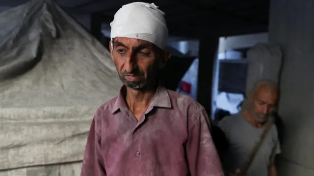 رجل غزي هُدم منزله وخسر أفراد أسرته