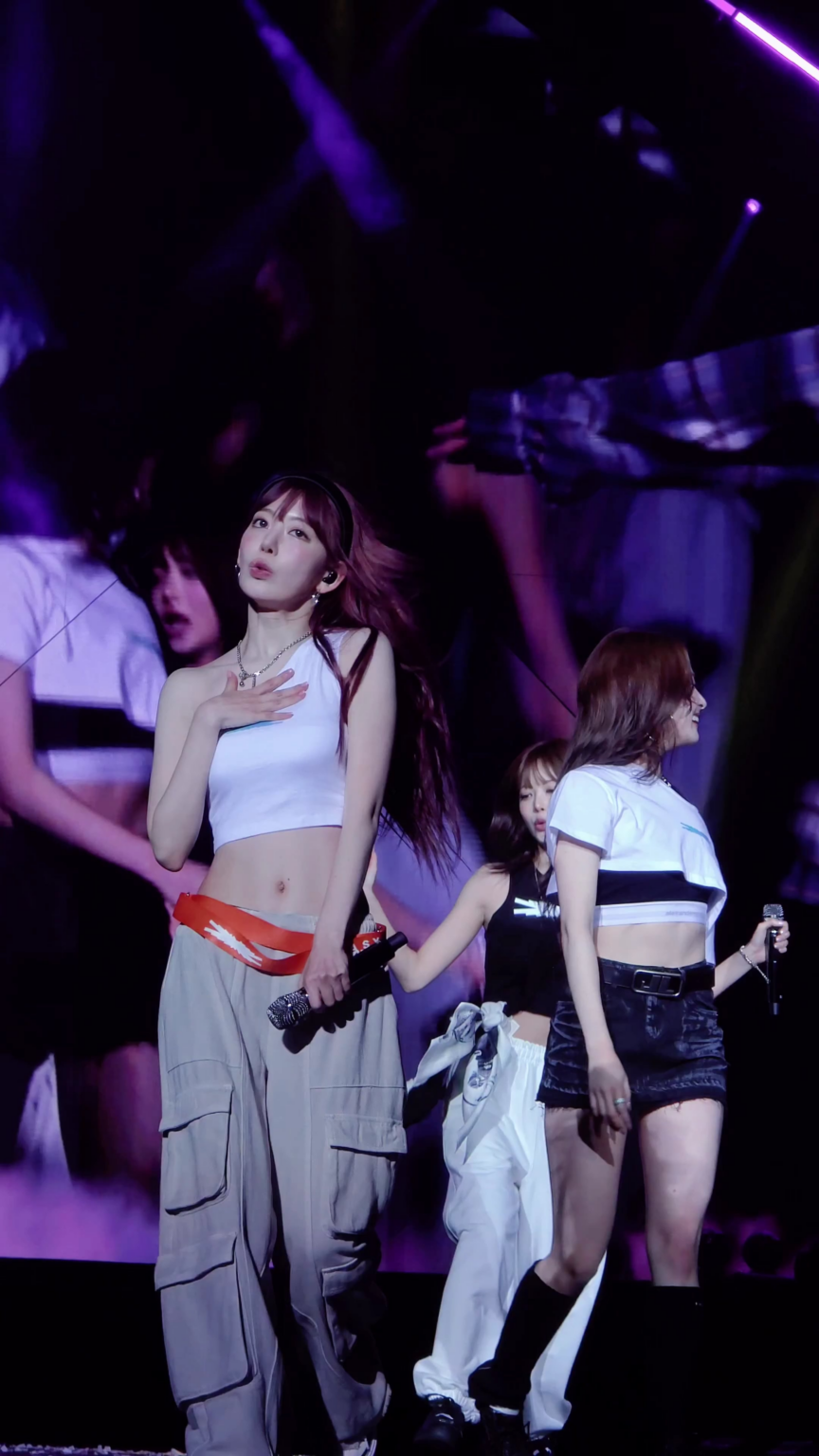 250726 le sserafim tiktok update - أشعر وكأنه السحر 🪄 @ 2025 le sserafim جولة 'Easy Crazy Hot' في هونغ كونغ يوم 1