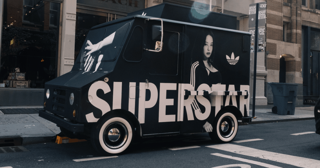 250728 Truck Golden Truck Golden Truck يضرب مدينة نيويورك في Adidas Superstar Surprise | بيت الحرارة °