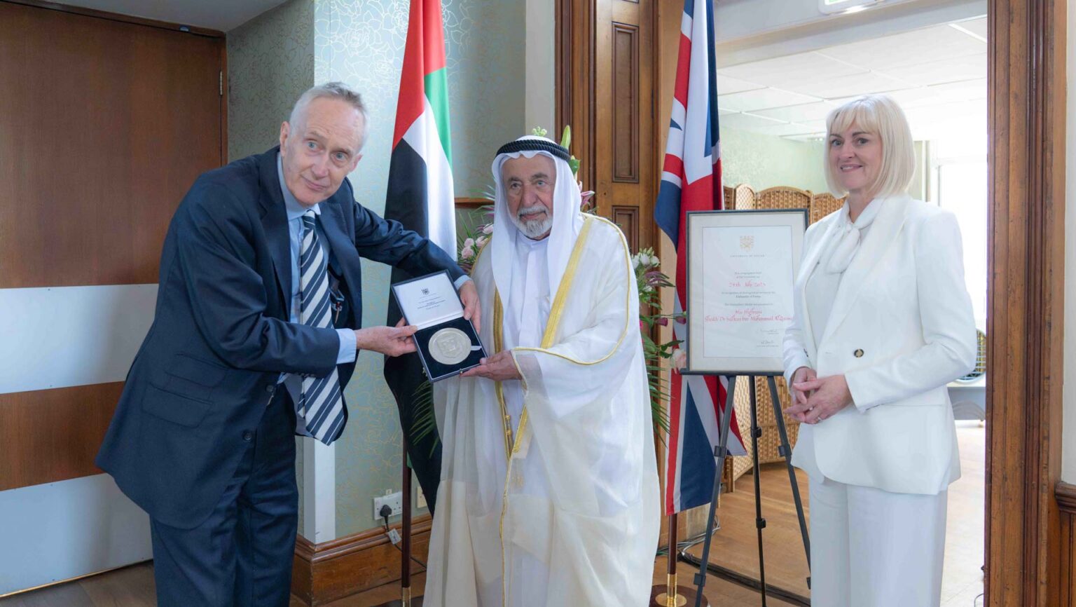 حاكم الشارقة ينال وسام الرئيس الفخري لجامعة إكستر