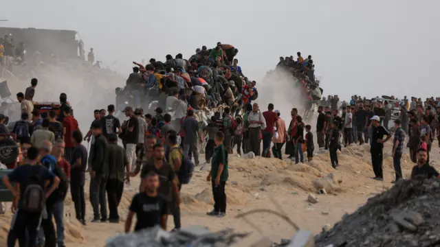 فلسطينيون يصعدون إلى شاحنات محملة بمساعدات دخلت غزة في 29 يوليو/تموز 2025