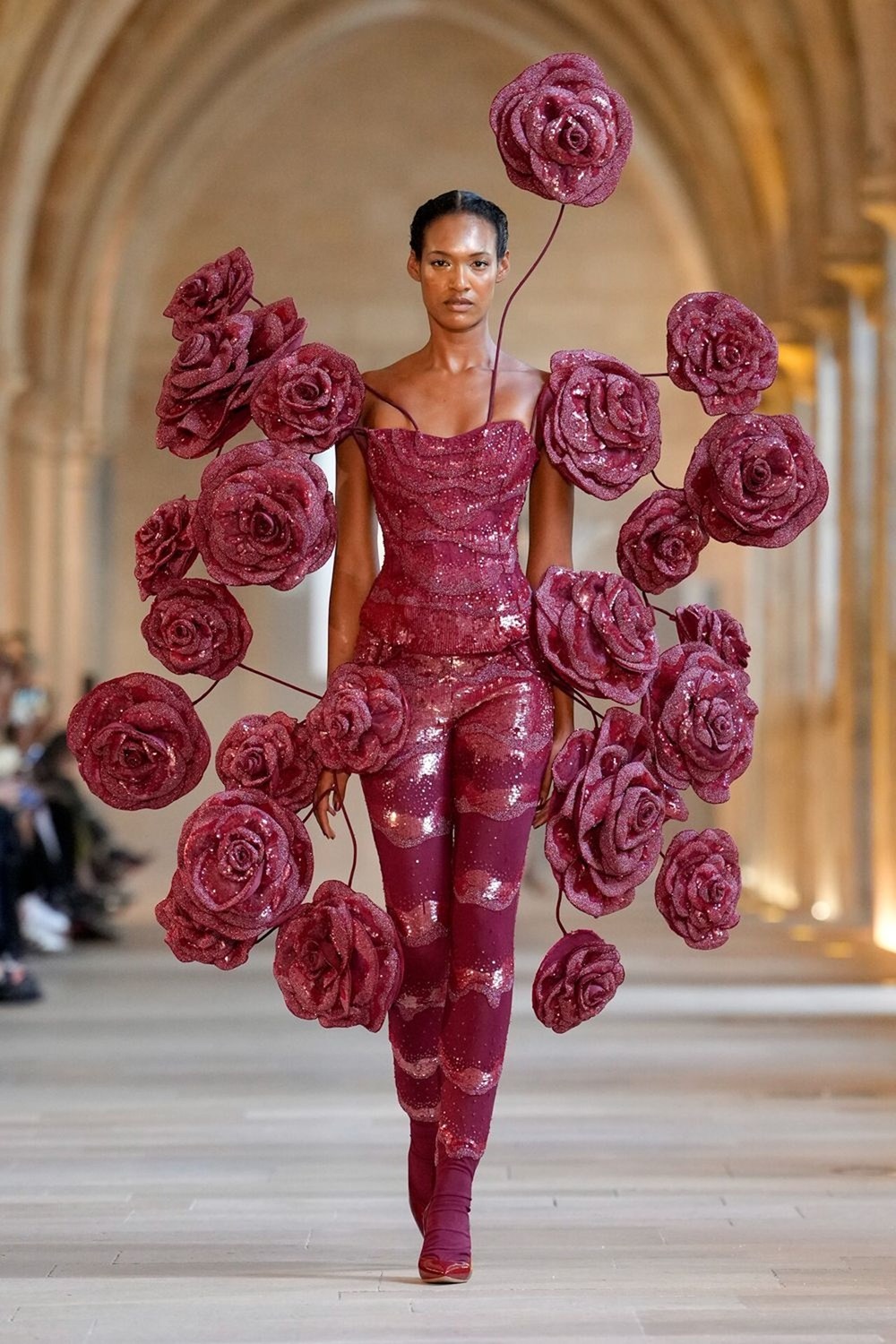 في باريس.. راهول ميشرا وإيريس فان هيربن يتخطيان حدود الأزياء