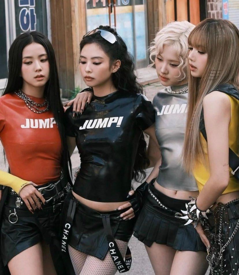250718 '뛰어 (Jump)' الآن كسر ربطة عنقها مع Sabrina Carpenter "Manchild" كأطول أنثى رقم 1 تم إصدارها هذا العام على Global Spotify Chart (6 أيام في #1)