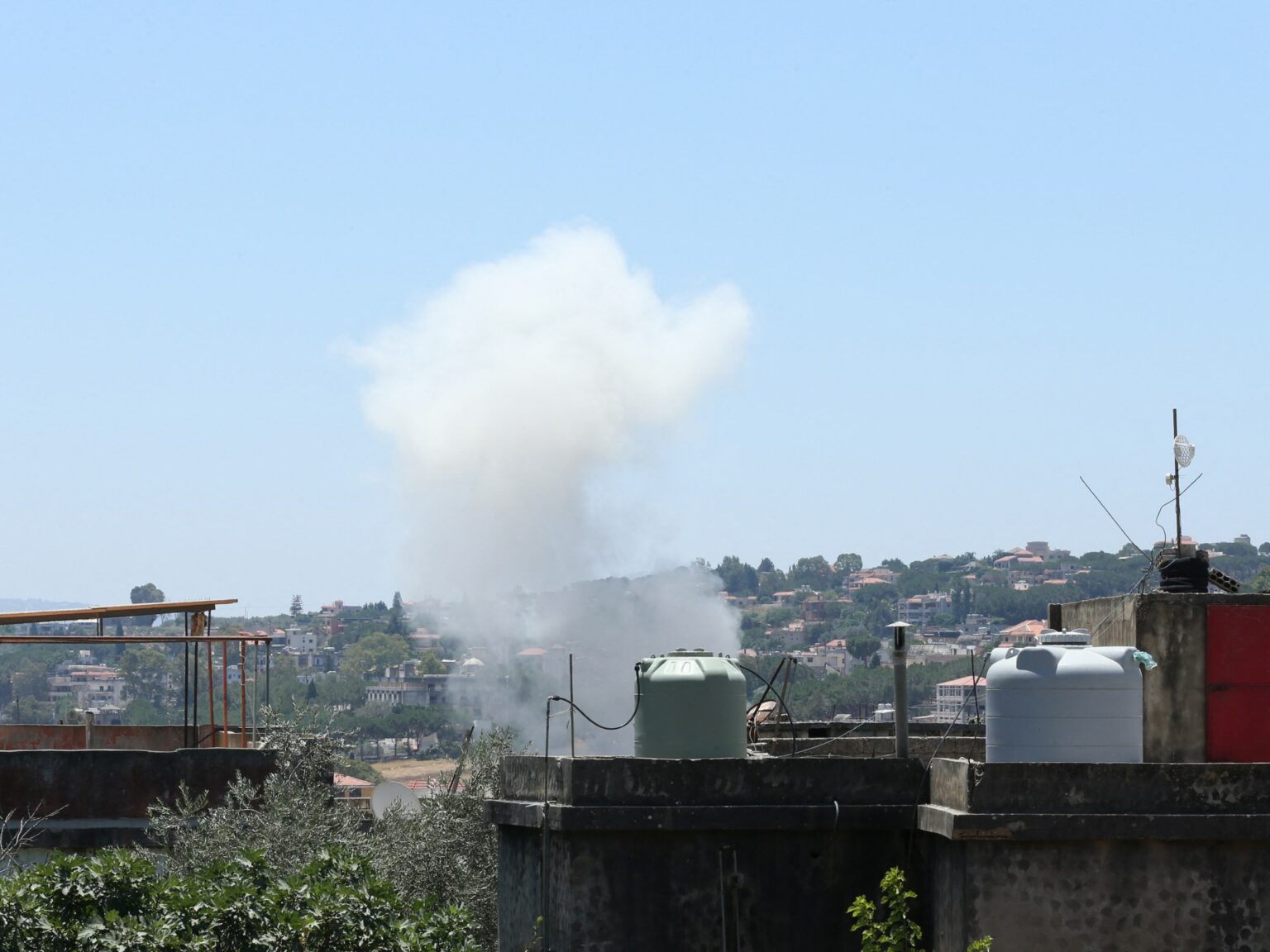 مصابان بينهما طفل في غارة إسرائيلية بالنبطية جنوبي لبنان | أخبار